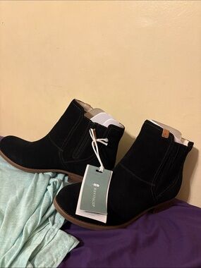REVITALIGN Black Boots with Brown Sole
